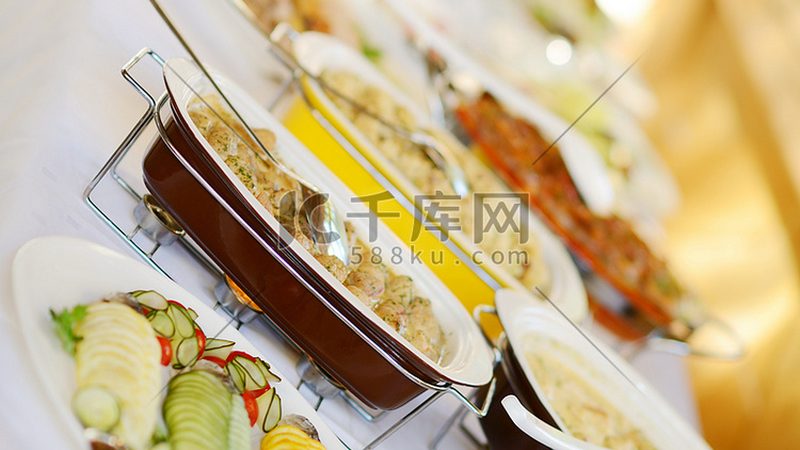 以一箱（通常为24包）为例，广州饼干批发价格大致如下：